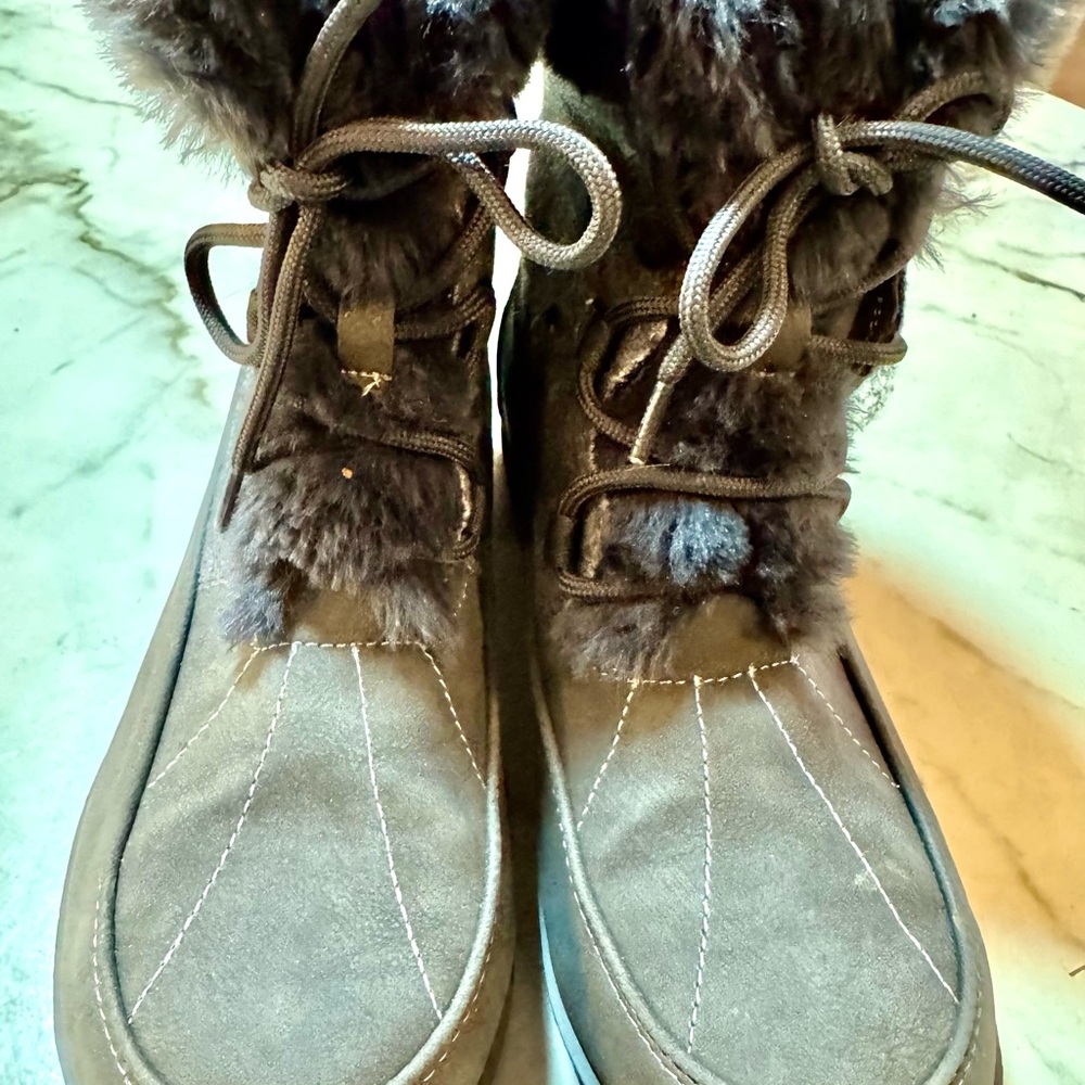 JBU Women’s Boots - Gray with Fur - Nearly New - Size 8M - Picture 7 of 11